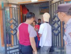 Polisi Bersama Damkar Way Kanan dan Warga Bantu Padamkan Kebakaran Rumah di Negeri Baru