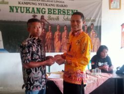 Camat Selagai Lingga Hadir Di Nyukang Harjo Untuk Menyaksikan Pembagian BLT-DD