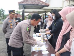 Pastikan Bersih Dari Narkoba, Kapolres Lampung Utara Mendadak Tes Urine Personel