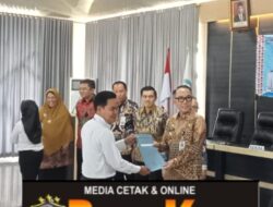 Bupati Way Kanan menyerahkan Surat Keputusan Nomor Induk 96 pegawai PPPK tahun 2024