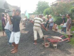 Gotong Royong Perbaiki Jalan, Warga Lingkungan III Tegur Pemkab Lampung Tengah