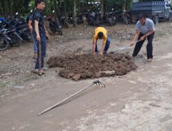 Relawan Bakal Calon Bupati Way Kanan Resmen Kadapi Timbun Jalan Berlubang di Bumi Agung