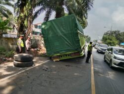 Cegah Kemacetan, Personel Polres Lampung Tengah Sigap Bantu Kendaraan Fuso Yang Patah As di Jalan Lintas Terbanggi Besar