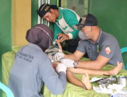 Sidokkes Polres Way Kanan Bakti Sosial Sunatan Massal di Tanjung Kurung L