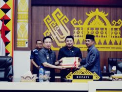 PEJABAT BUPATI PRINGSEWU MARINDO KURNIAWAN MENYAMPAIKAN (RAPERDA) APBD