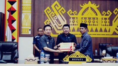 PEJABAT BUPATI PRINGSEWU MARINDO KURNIAWAN MENYAMPAIKAN (RAPERDA) APBD