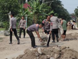 Brimob Polda Lampung Gotong Royong Uruk Jalan Desa di Lampung Tengah