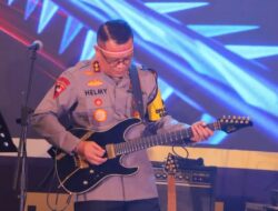 Bawakan Beberapa Lagu Dari Melodi Gitar Professional Kapolda Lampung dan Nyanyian Pelajar SMA 2 Getarkan Semangat Persatuan untuk Pilkada