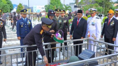 Kapolda Lampung Irjen Helmy Santika Pimpin Ziarah Hari Pahlawan di Makam Pahlawan