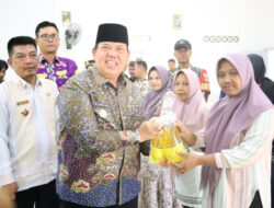 Wabup Azwar Hadi Pastikan Bantuan Pangan Tepat Sasaran, 523 KPM Sukaraja Nuban Terima Manfaat